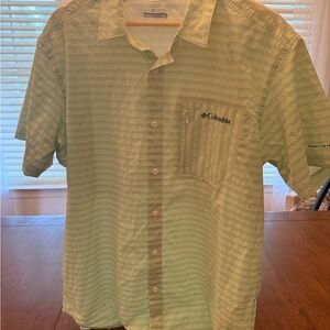 Columbia Green Casual Button Down Shirt with Lightweight Fabric